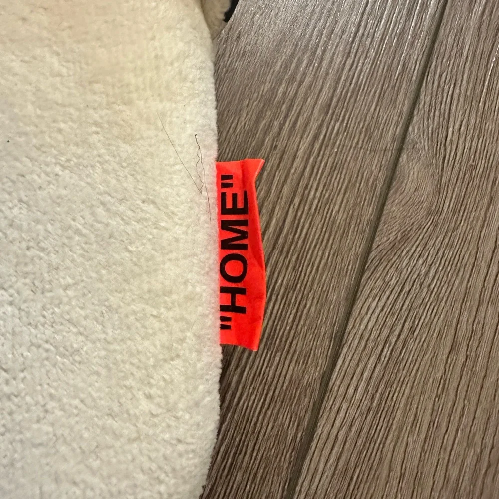 OFF WHITE/ Size M Arrow Pattern Slippers - Picture 5 of 8